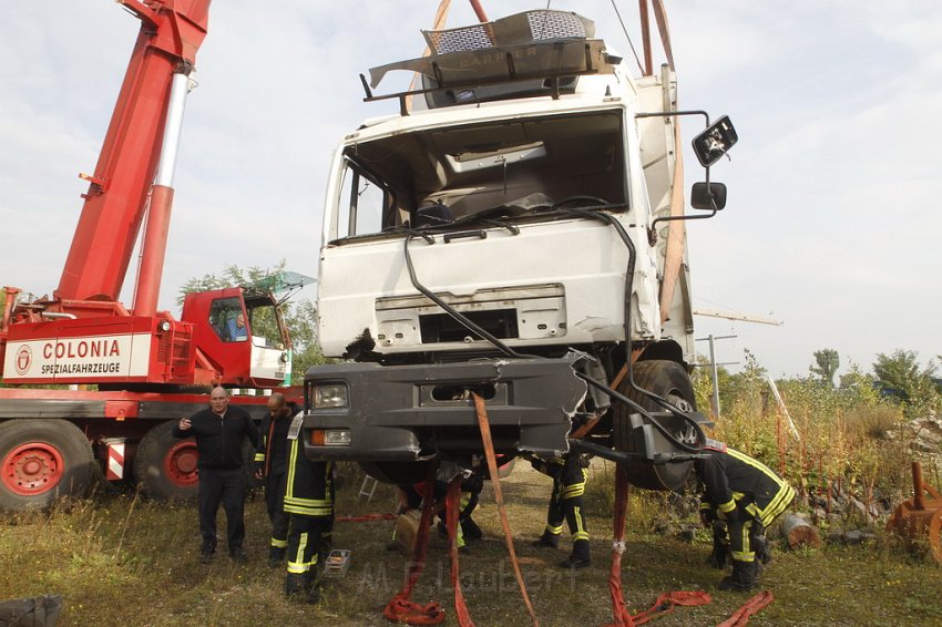 LKW faehrt in den Rhein Langel Hitdorf Faehre P572.JPG